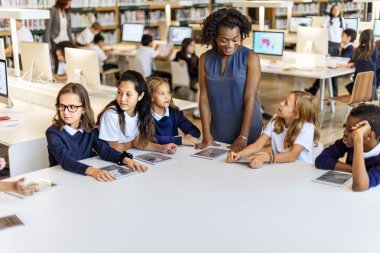 okulda ders sahip öğrenciler