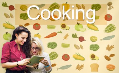 Kızlar, dizüstü bilgisayar kullanarak kavramı arama