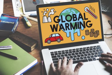 Dizüstü bilgisayarlı erkek eller