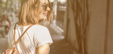 Güzel Kız bardaklarda