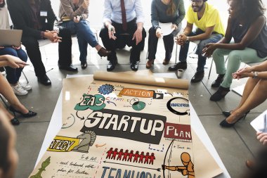 insanlar üzerinde poster ile başlangıç