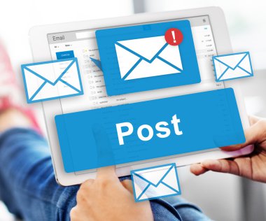 Dijital tablet tutan kadın