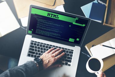 Dizüstü bilgisayarlı erkek eller