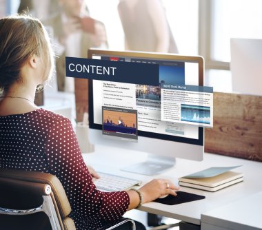 işkadını üstünde bilgisayar içeriği ile çalışma