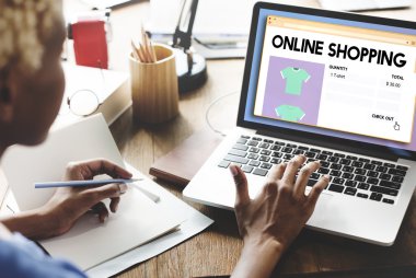 online alışveriş ile dizüstü bilgisayar üzerinde çalışan kadın