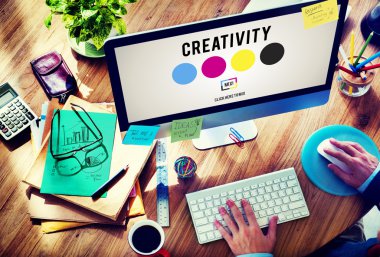 Bilgisayar kullanan adam 