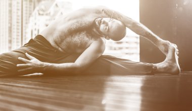 Yoga pratik yapan erkek