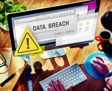 Office bilgisayarda çalışan adam