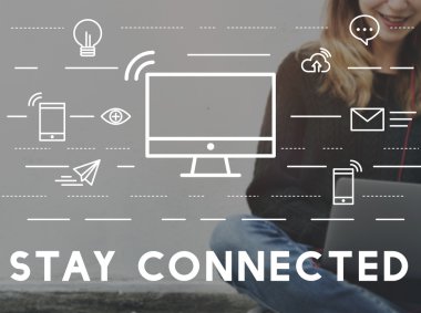 bilgisayar ile çalışan kadın