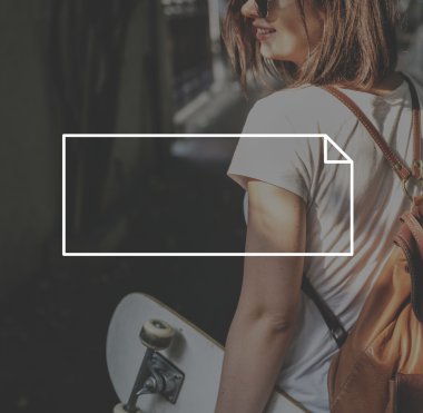 boş simgeyle gülümseyen kız