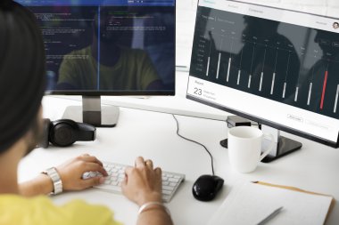 bilgisayar kontrol paneli ile çalışan iş adamı