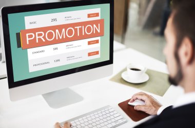 Promosyon kavramı ile bilgisayar kullanarak iş adamı