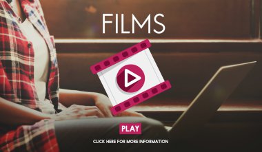 Arka plan üzerinde dizüstü bilgisayar kullanan kadın 