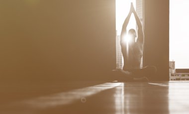 Yoga pratik yapan erkek