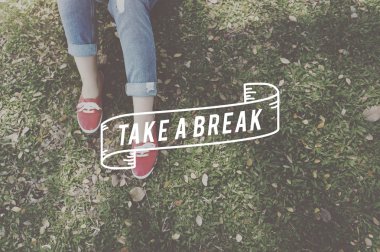 çimenlerin üzerinde tüyler ürpertici kız