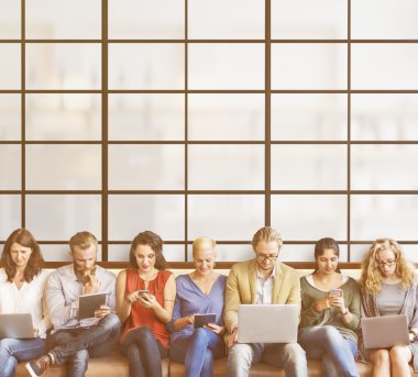 Çeşitlilik insanlarla dijital cihazlar