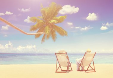 Çift sahilde rahatlatıcı