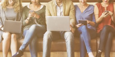 insanlar cihazlar ile oturmak 