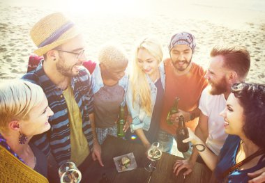 arkadaşlar birlikte kutluyor