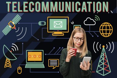 Hareket eden telefon ile çalışan kadın