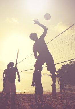 Plaj voleybolu oynayanlar