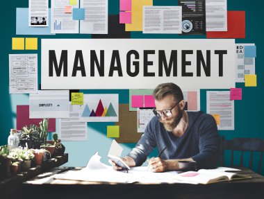 Belgelerle çalışan adam