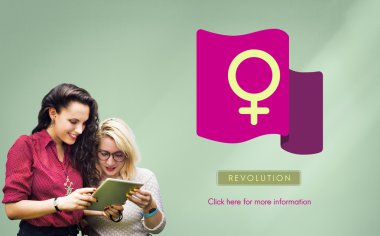 Kızlar, dizüstü bilgisayar kullanarak kavramı arama