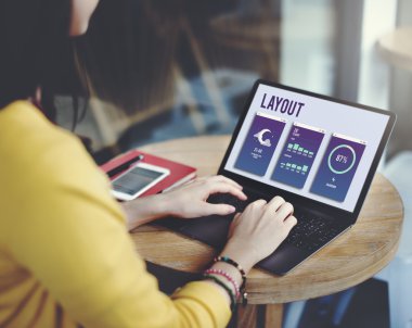 dizüstü bilgisayar ve telefon kadın portresi