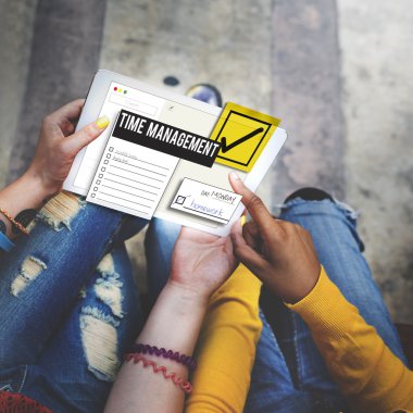 Üniversite öğrencileri internet'te sörf