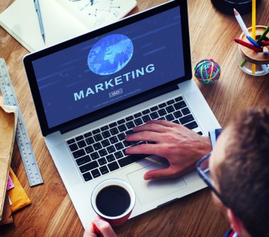 dizüstü bilgisayar kullanan adam