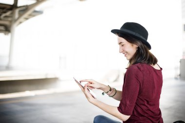 kadın modern tablet pc ile