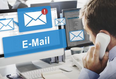 işadamı bilgisayarda e-posta ile çalışma