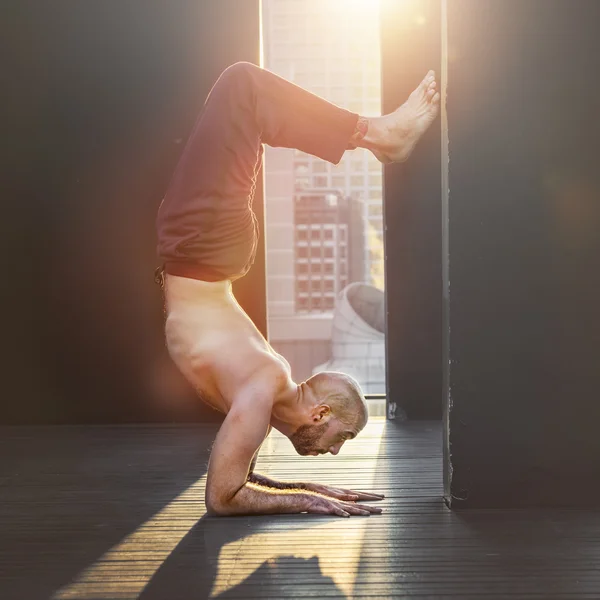 Man gör Yoga praxis — Stockfoto