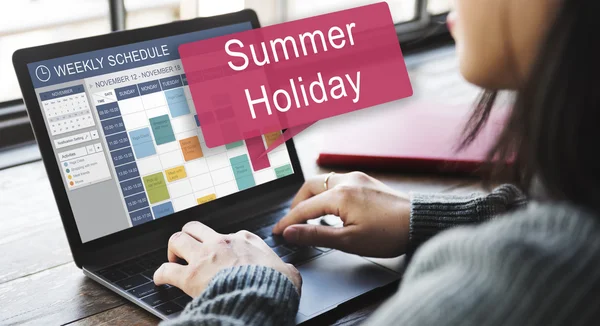 Mulher digitando no laptop com férias de verão — Fotografia de Stock