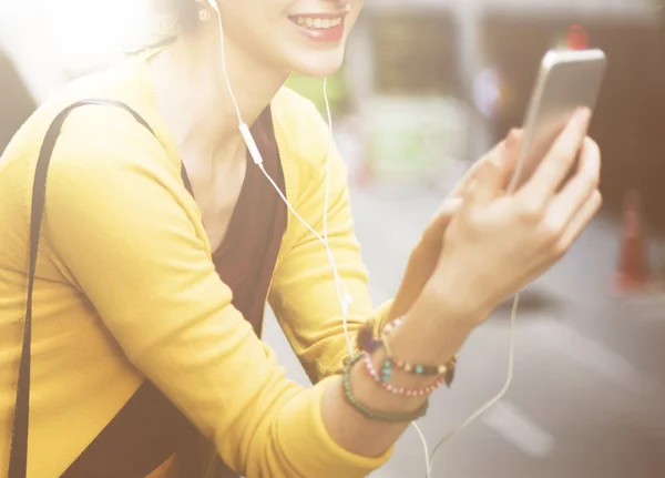 Femme avec téléphone intelligent moderne — Photo