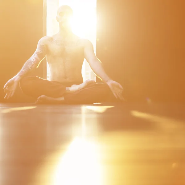 Mann som driver med yogatrening – stockfoto