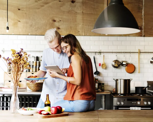 Portrait de couple heureux dans la cuisine — Photo