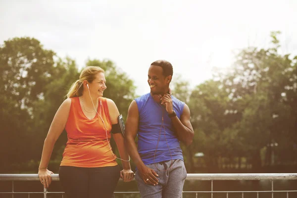 Mann und Frau joggen zusammen — Stockfoto