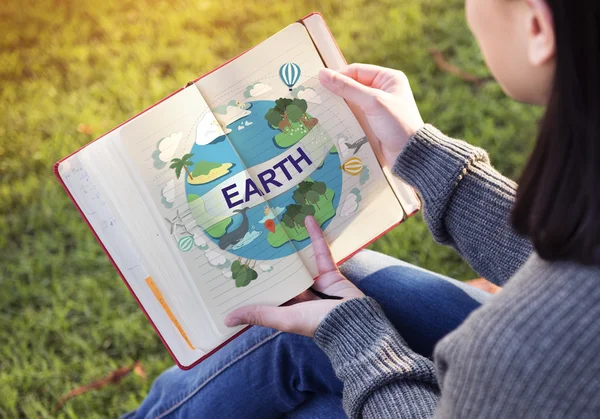 Mulher lendo livro e terra — Fotografia de Stock