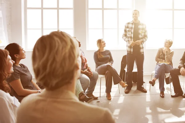 Diversidad de las personas en reunión —  Fotos de Stock