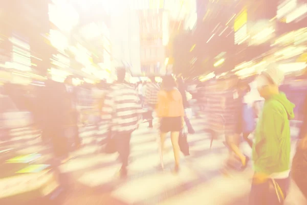 Grote menigte wandelen in een stad — Stockfoto