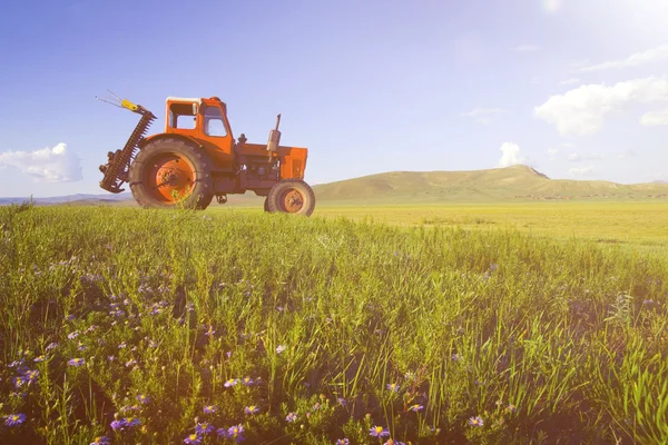 Traktor sklizně pole — Stock fotografie