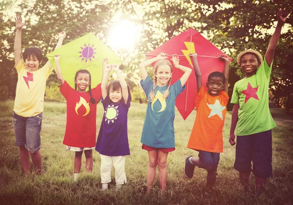 Bambini che giocano con aquiloni volanti — Foto Stock