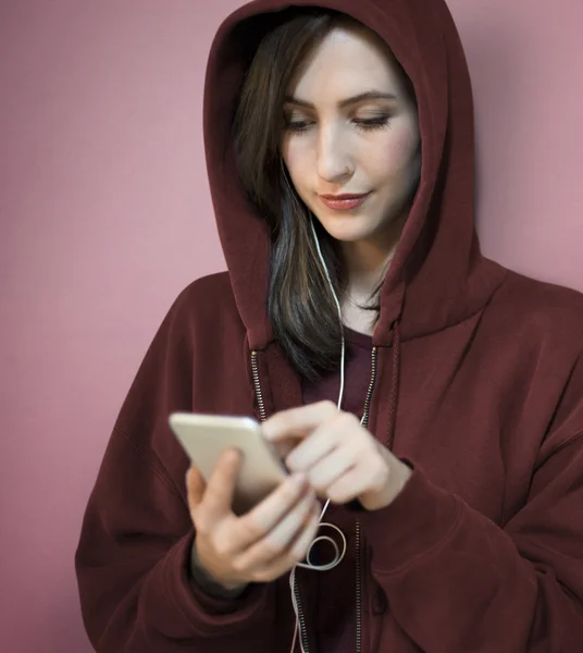Donna con moderno smartphone — Foto Stock