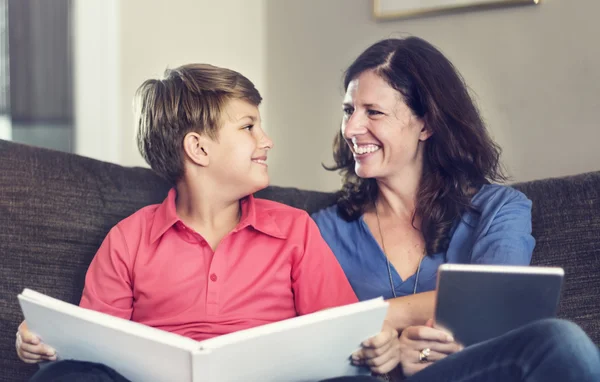 Anne ve oğlu birlikte kitap okumak — Stok fotoğraf