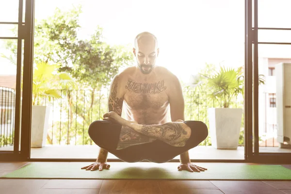 Yoga pratik yapan erkek — Stok fotoğraf