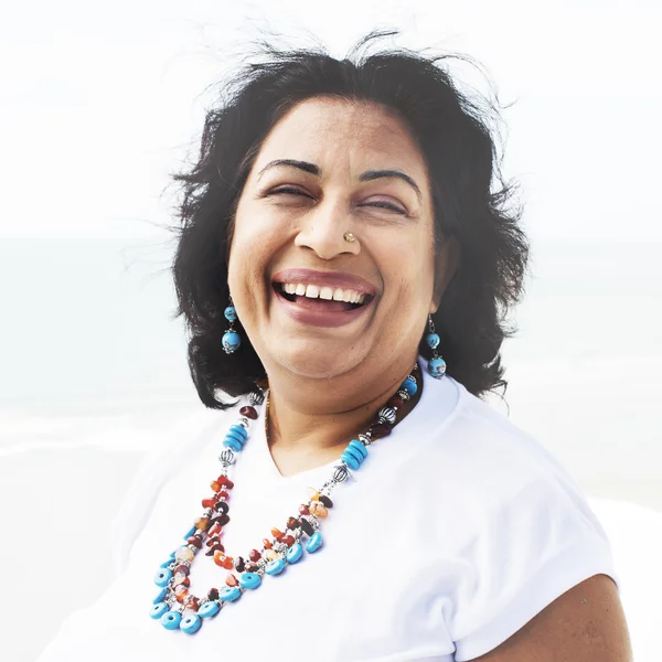 Mujer posando y sonriendo — Foto de Stock