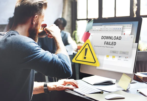 Hombre trabajando con computadora — Foto de Stock