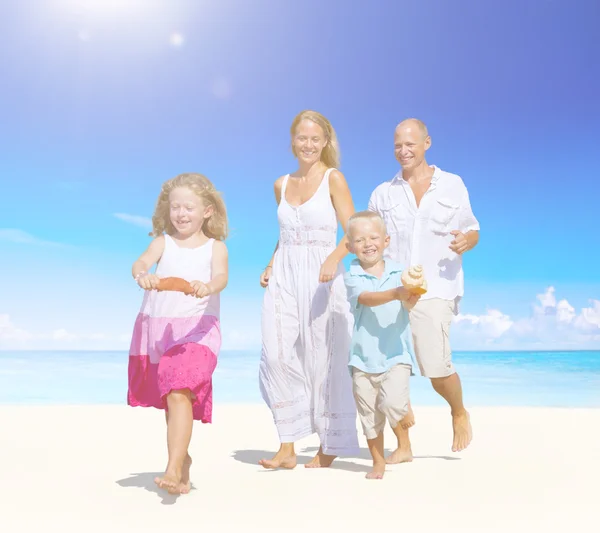 Familia feliz con niños en la playa — Foto de Stock