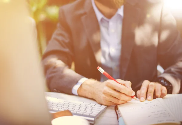 Homme travaillant au bureau — Photo